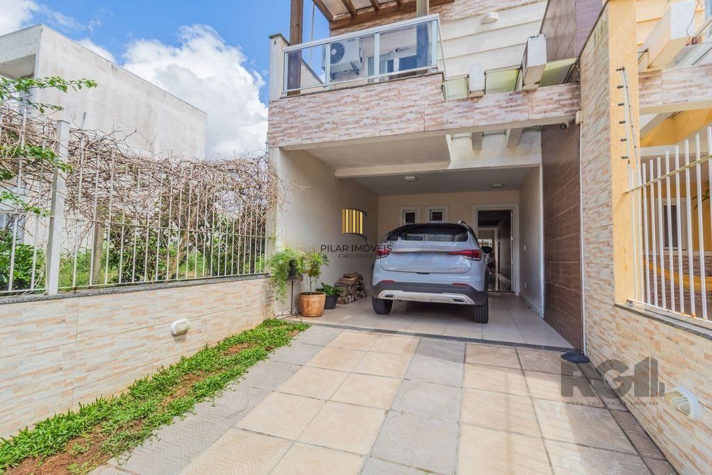 Casa de 3 dormitórios no bairro Guarujá