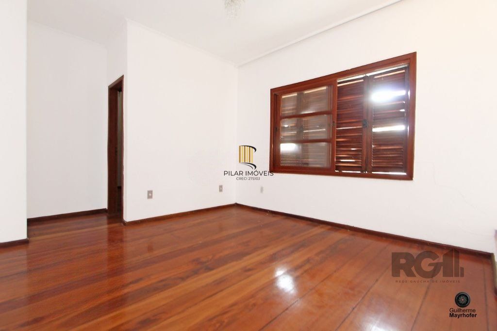 Casa com 5 suítes, 7 banheiros, 4 vagas no bairro Partenon