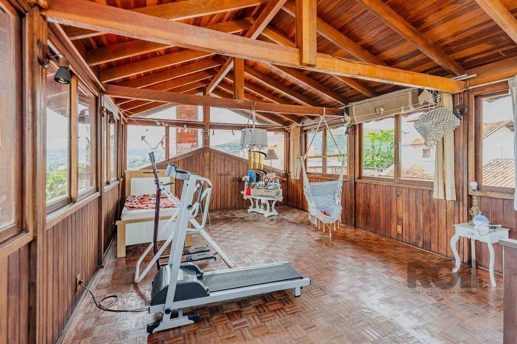 Casa com 234m², 3 dormitórios, 3 vagas no bairro Partenon