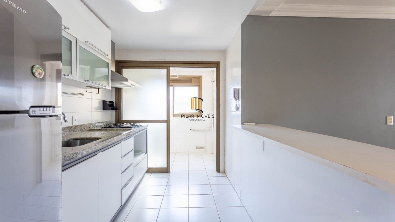 Apartamento de 2 dormitorios à venda em Passo da Areia, Porto Alegre.