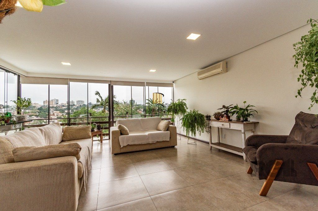 Casa de 484m², 4 dormitórios, 8 vagas no bairro Chácara das Pedras!