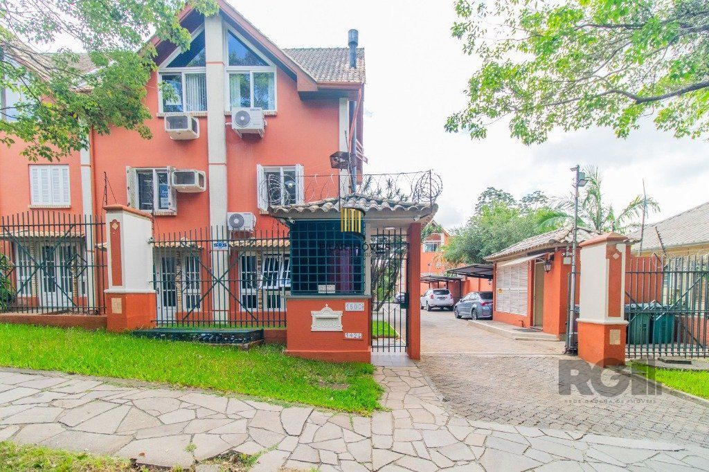Casa em condoínio com 3 dormitorios, 2 suítes e  duas vagas de garaem no  bairroTeresópolis