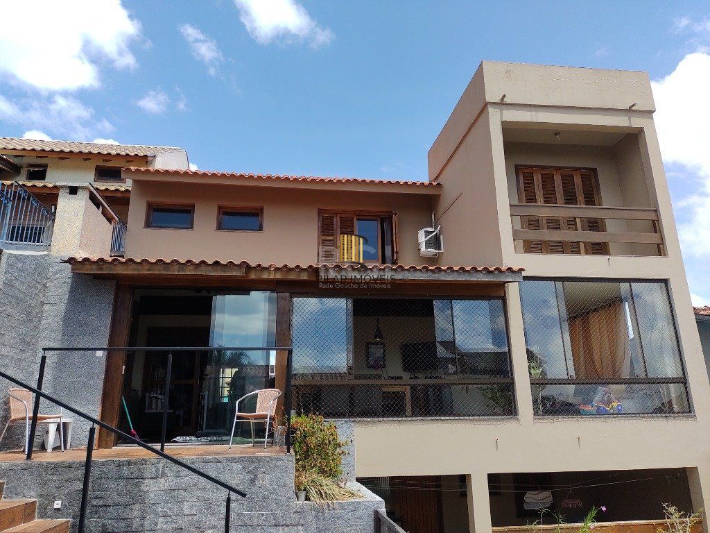 Excelente casa com 03 suíte, espaço gourmet com churrasqueira, living com lareira, pátio com piscina e garagem para 02 carros no bairro Espírito Santo