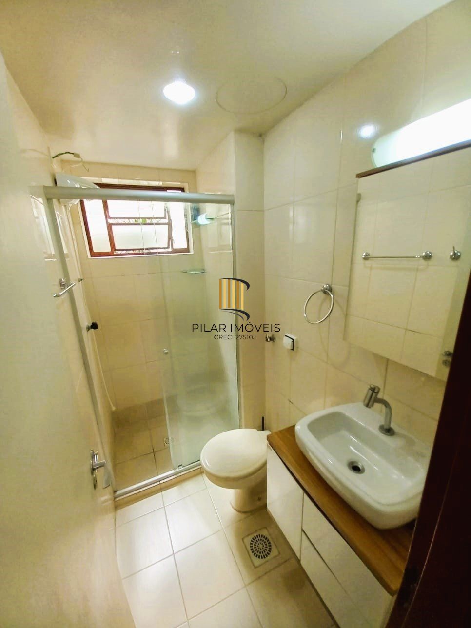 Apartamento de 01 dormitorio com vaga de garagem no bairro Menino Deus-Porto Alegre /RS