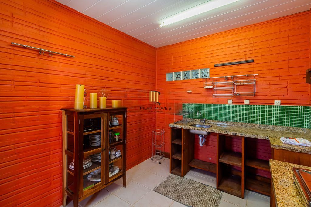 Casa de 3 dormitórios, no Bairro Ponta Grossa - Porto Alegre