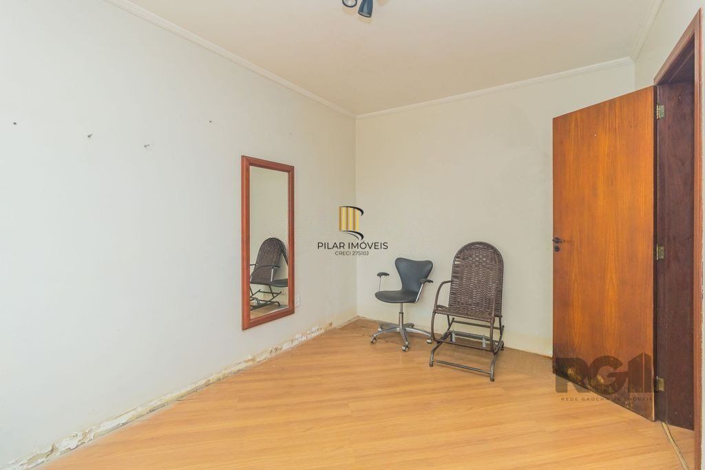 Casa com 240m², 3 dormitórios, 6 vagas no bairro Sarandi