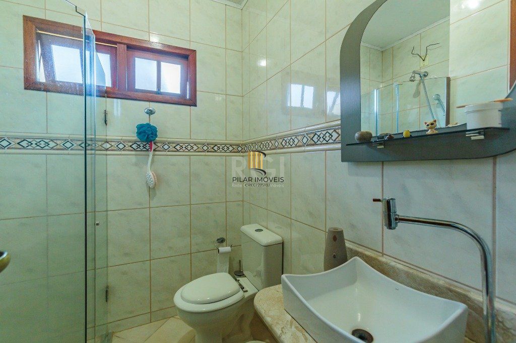 Casa 160m² - 3 dormitórios, 1 suíte, churrasqueira, terraço e 2 vagas de garagem no Guarujá