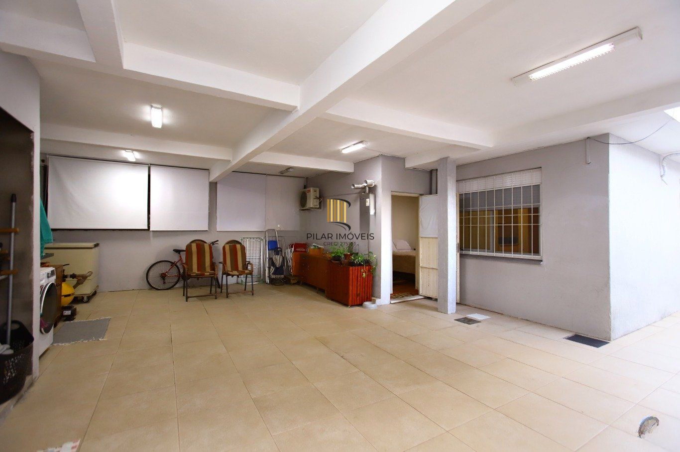 Casa com Edícula nos fundos, total de 5 dormitórios no Bairro gloria.