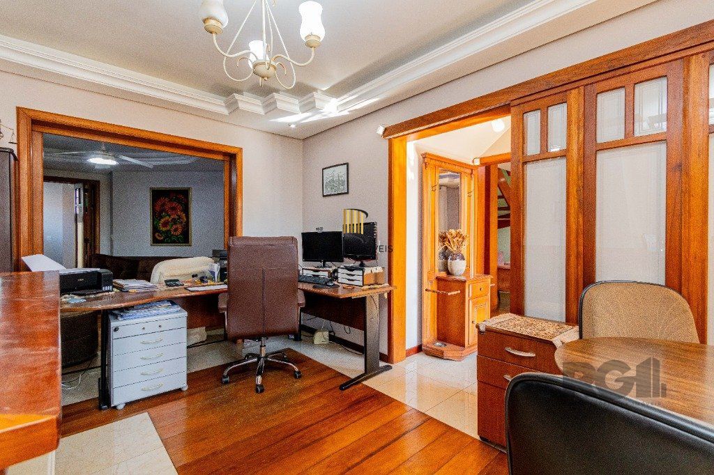 Casa de 4 dormitórios 304m² no bairro Jardim Lindóia