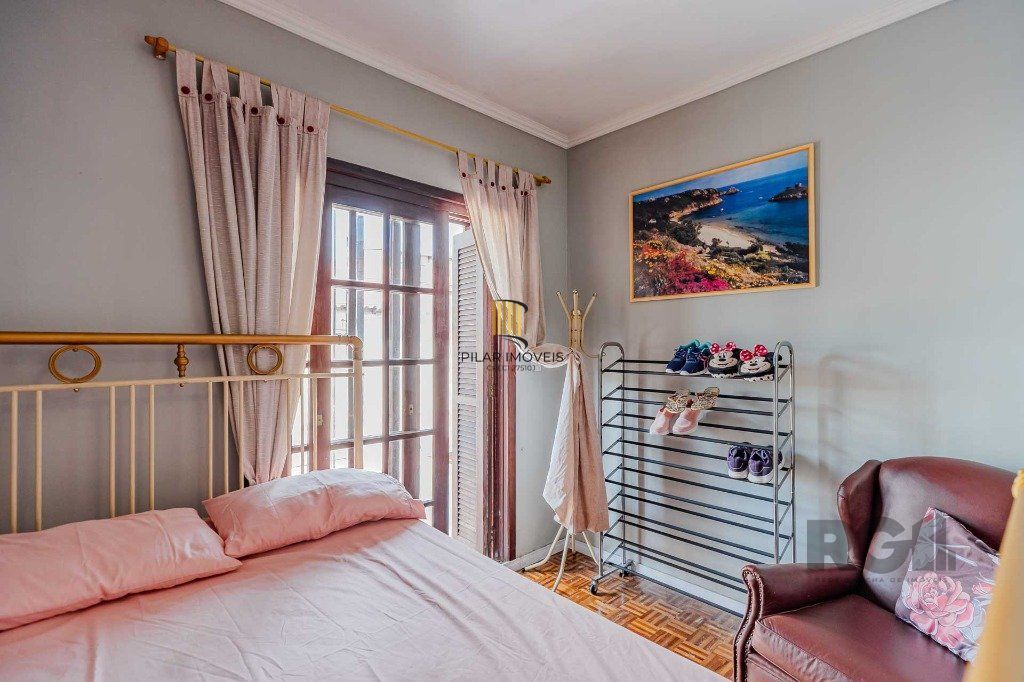 Casa com 234m², 3 dormitórios, 3 vagas no bairro Partenon