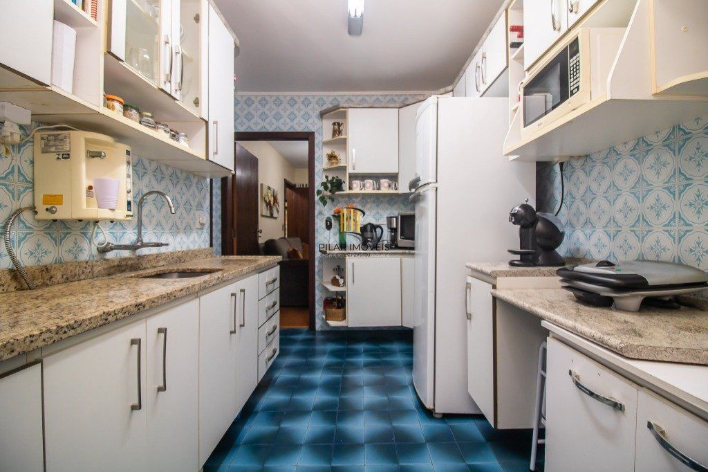 Casa de 289m² - 3 dormitórios, 1 suíte, 4 salas, churrasqueira, pátio e 4 vagas de garagem no bairro Partenon