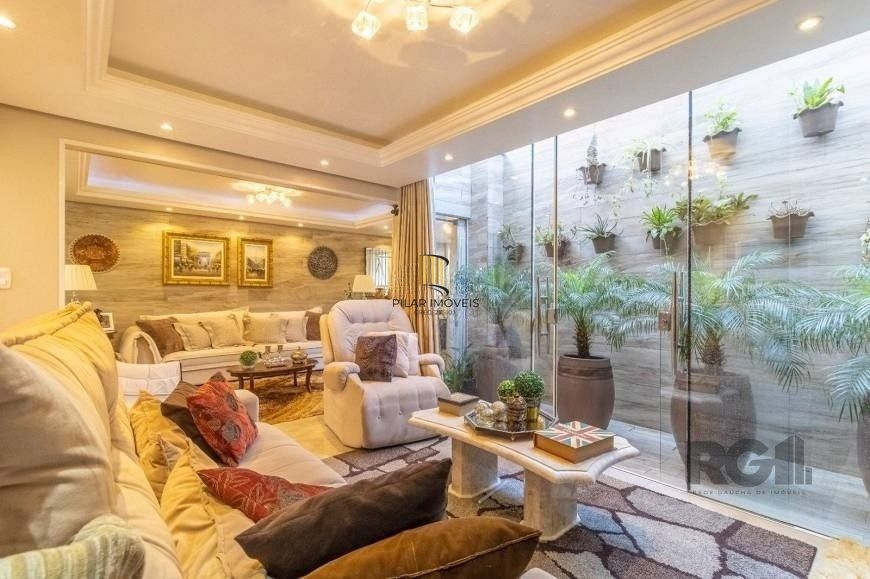 Casa 280m² - 3 dormitórios, 1 suíte, 2 vagas no bairro Jardim Itú