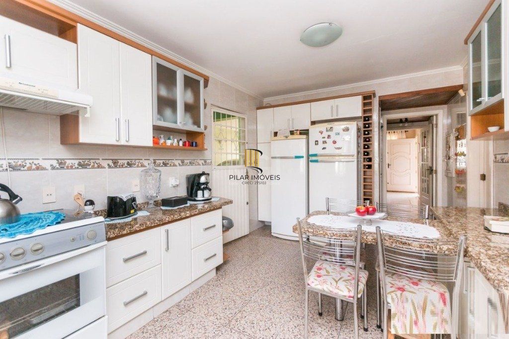 Casa para Venda - 258m², 3 dormitórios, sendo 1 suites, 4 vagas - Teresópolis