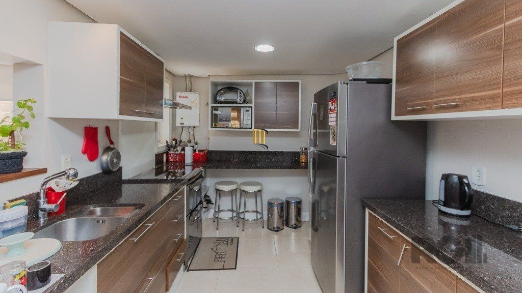 Excelente casa em condomínio de 249m² com 03 dormitórios e 4 vagas.