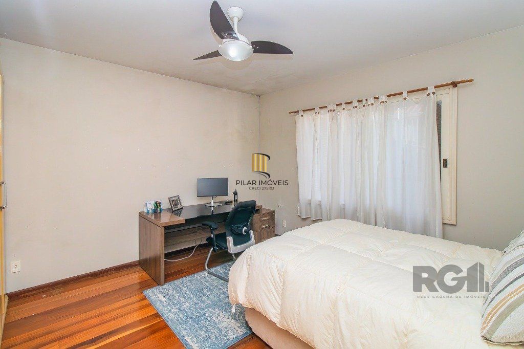 Casa com 4 dormitórios, 3 vagas no bairro Santo Antônio
