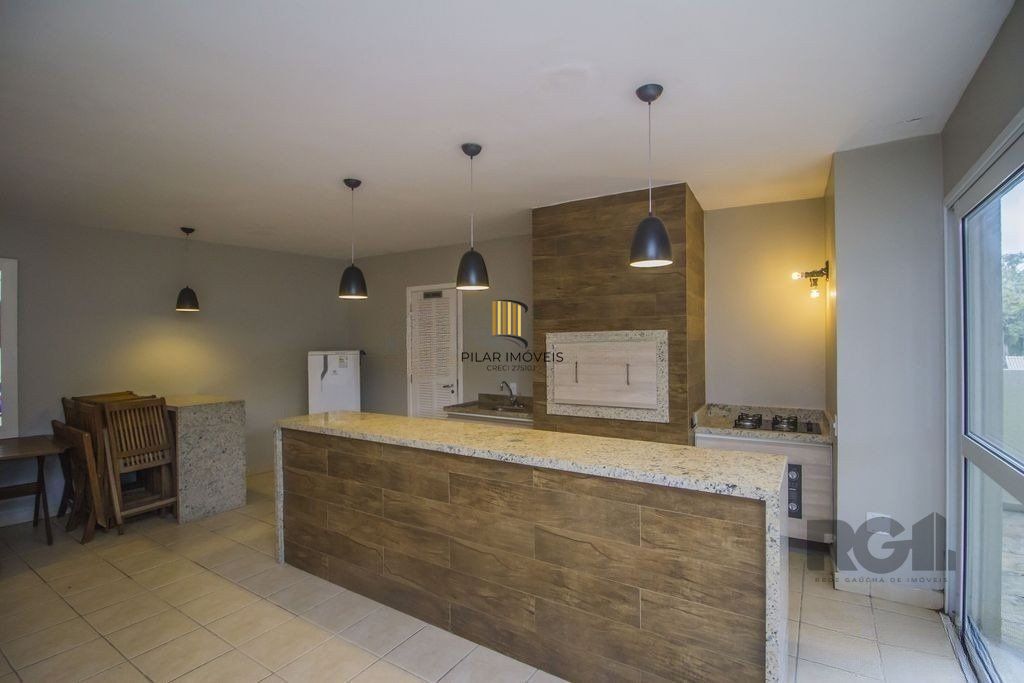 Casa em condomínio com 245m² - 3 dormitórios, 2 vagas no bairro Pedra Redonda