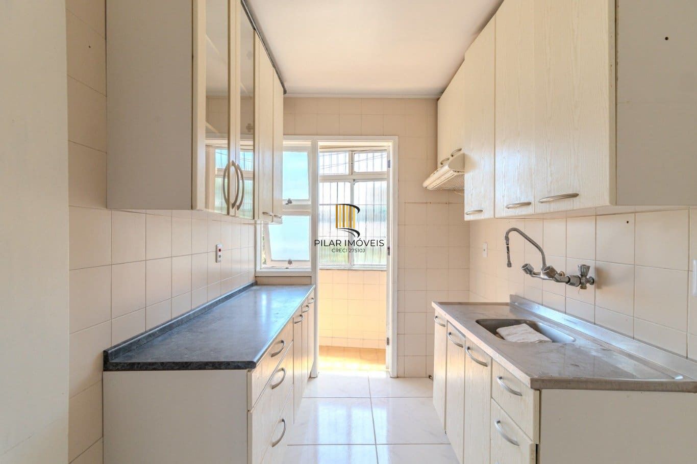 Apartamento de 2 dormitórios à venda em Vila Ipiranga, Porto Alegre.