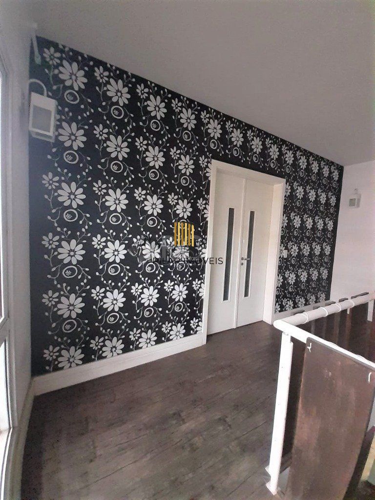 Casa com 233m², 2 dormitórios sendo 1 suíte, living com lareira, espaço gourmet com churrasqueira, pátio e 2 vagas de garagem no bairro Sarandi