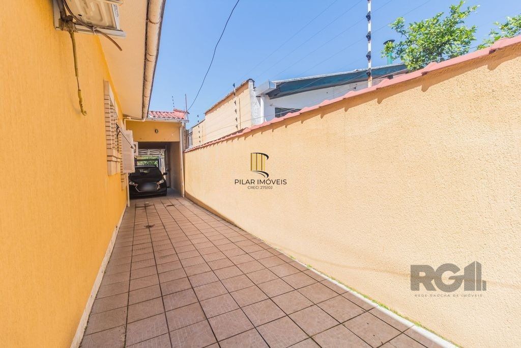 Casa 224m² - 3 dormitórios, 4 vagas no bairro Parque Santa Fé