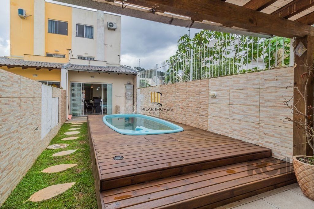 Casa de 3 dormitórios no bairro Guarujá