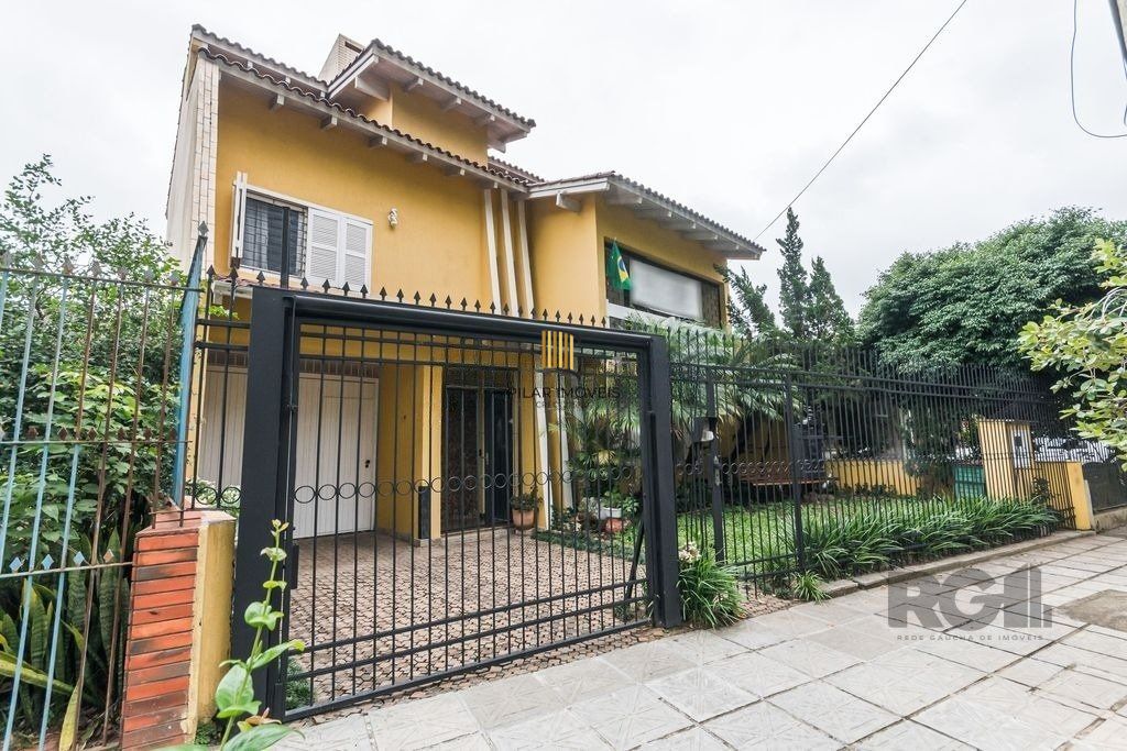 Casa 381m² - 5 dormitórios, 1 suíte, piscina e 6 vagas no bairro São Sebastião