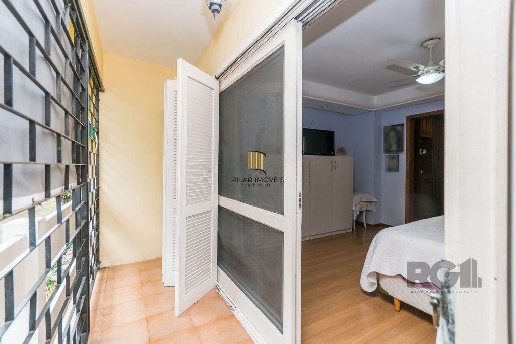 Casa 381m² - 5 dormitórios, 1 suíte, piscina e 6 vagas no bairro São Sebastião