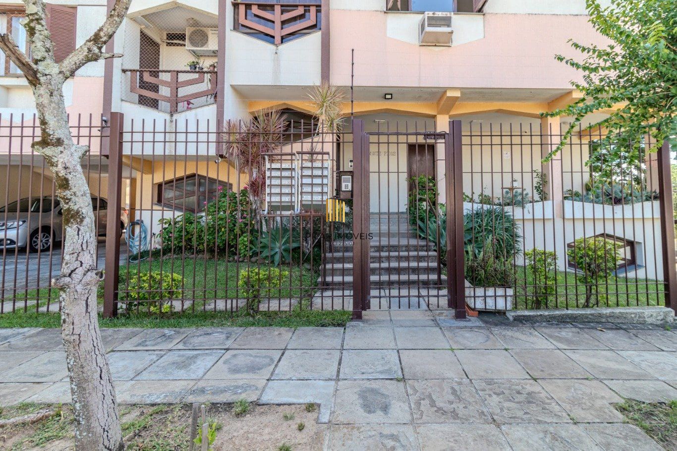 Apartamento de 2 dormitórios à venda em Vila Ipiranga, Porto Alegre.