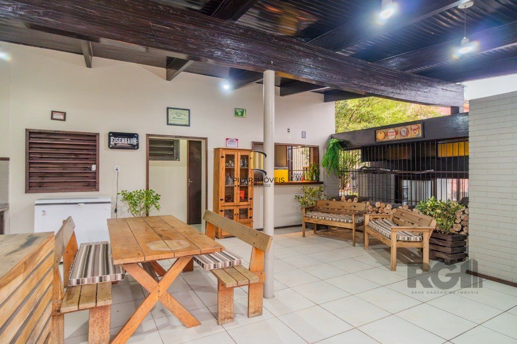 Casa 4 dormitórios no bairro Nonoai