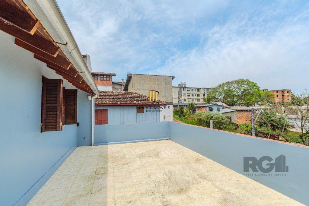 Casa 253m², 3 suítes, pátio, churrasqueira e vaga de garagem para 4 carros no bairro Nonoai