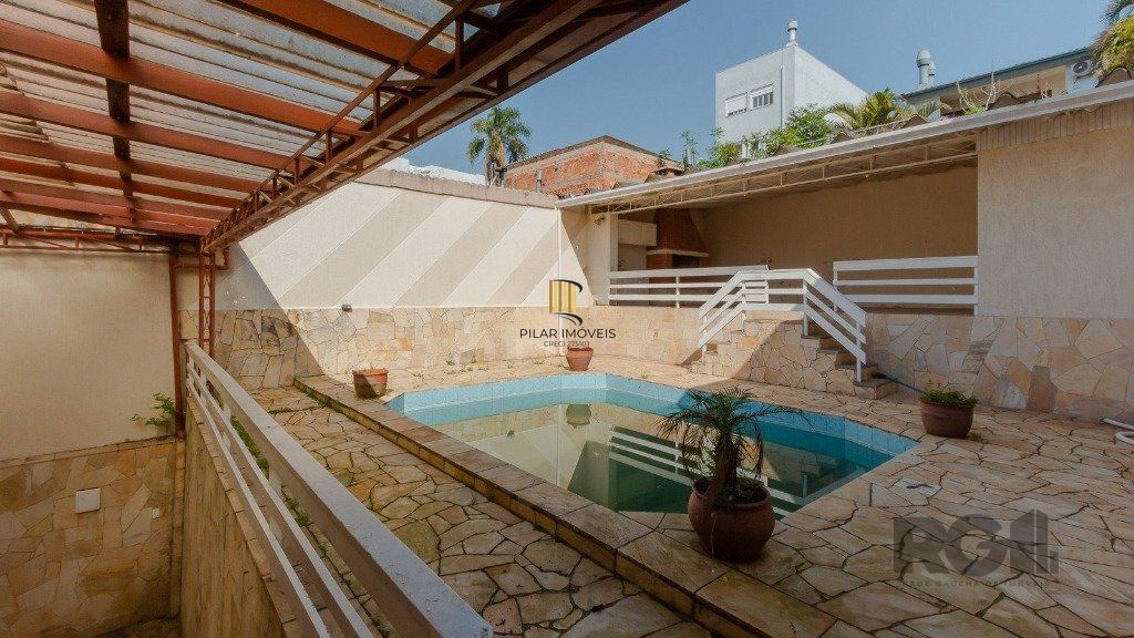 Casa com 4 dormitórios, 4 vagas no bairro Vila Jardim