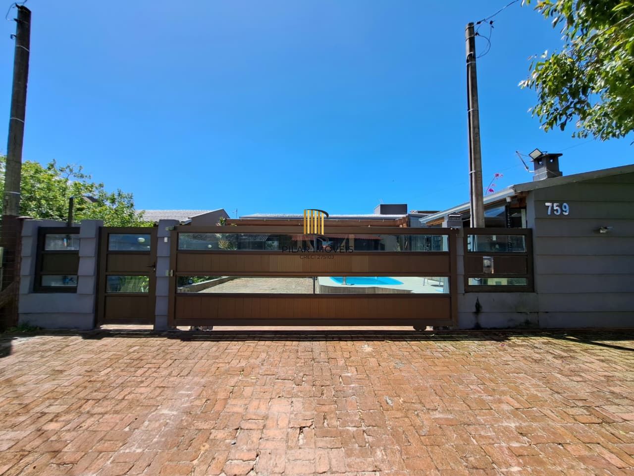 Casa com 04 dormitórios e piscina na praia de Imbé/ RS.