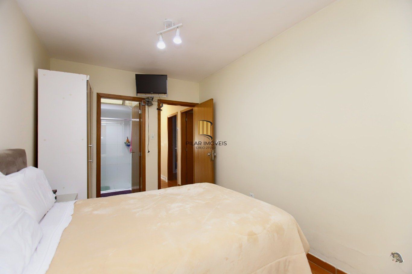 Casa com Edícula nos fundos, total de 5 dormitórios no Bairro gloria.