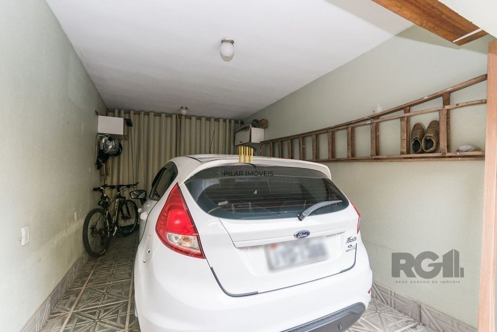 Casa 381m² - 5 dormitórios, 1 suíte, piscina e 6 vagas no bairro São Sebastião