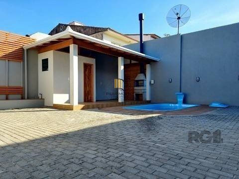 Excelente casa de 85m² com 2 dormitórios, piscina e 6 vagas.