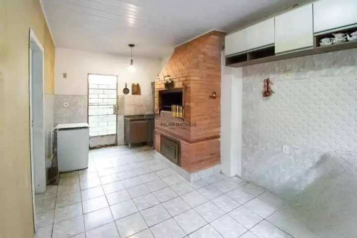 VENDE – AMPLA CASA RESIDENCIAL COM PISCINA E 5 VAGAS
