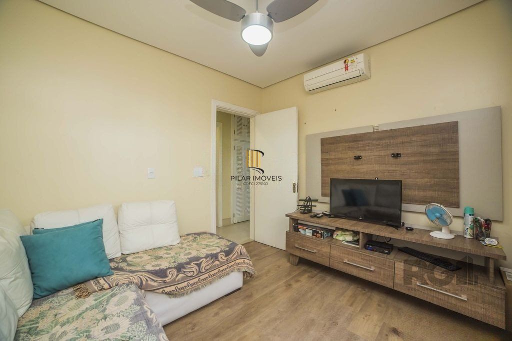 Casa de 4 dormitórios no bairro Glória