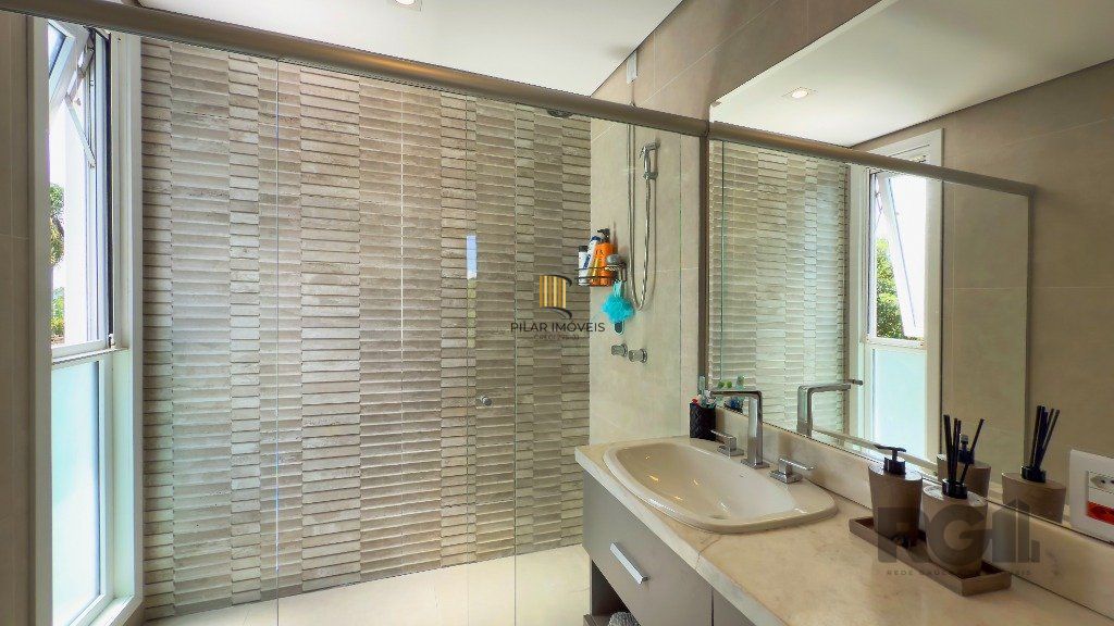 Casa para Venda - 315m², 3 dormitórios, sendo 1 suites, 2 vagas - Teresópolis
