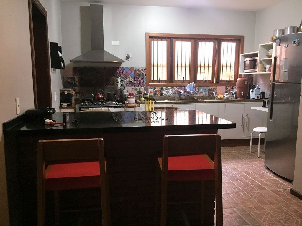 Casa de 270m² - 3 dormitórios, 1 suíte, churrasqueira, pátio e 3 vagas de garagem