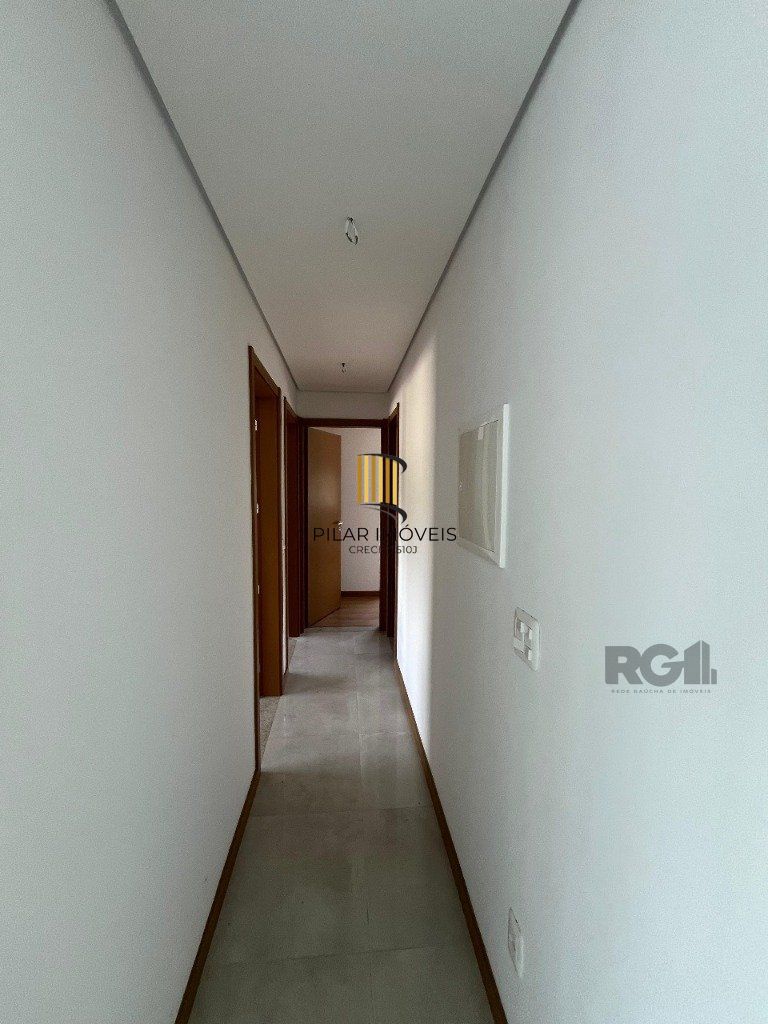 Apartamento NOVO de 104m² - 3 dormitórios, 1 suíte, churrasqueira e 2 vagas de garagem no bairro Petrópolis