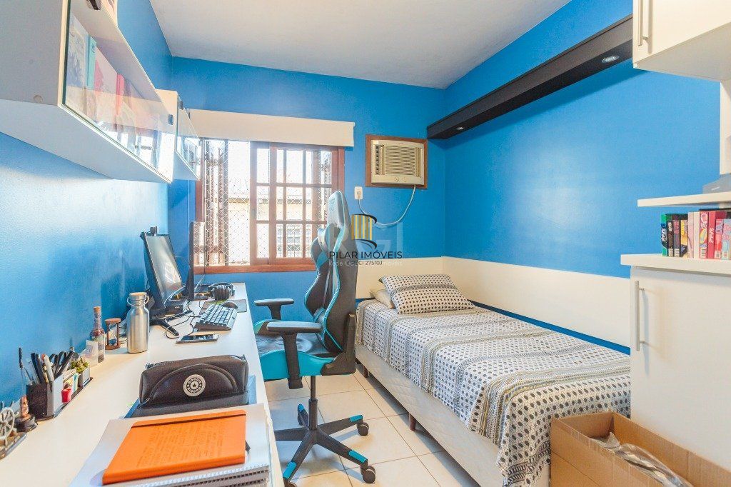 Casa 160m² - 3 dormitórios, 1 suíte, churrasqueira, terraço e 2 vagas de garagem no Guarujá