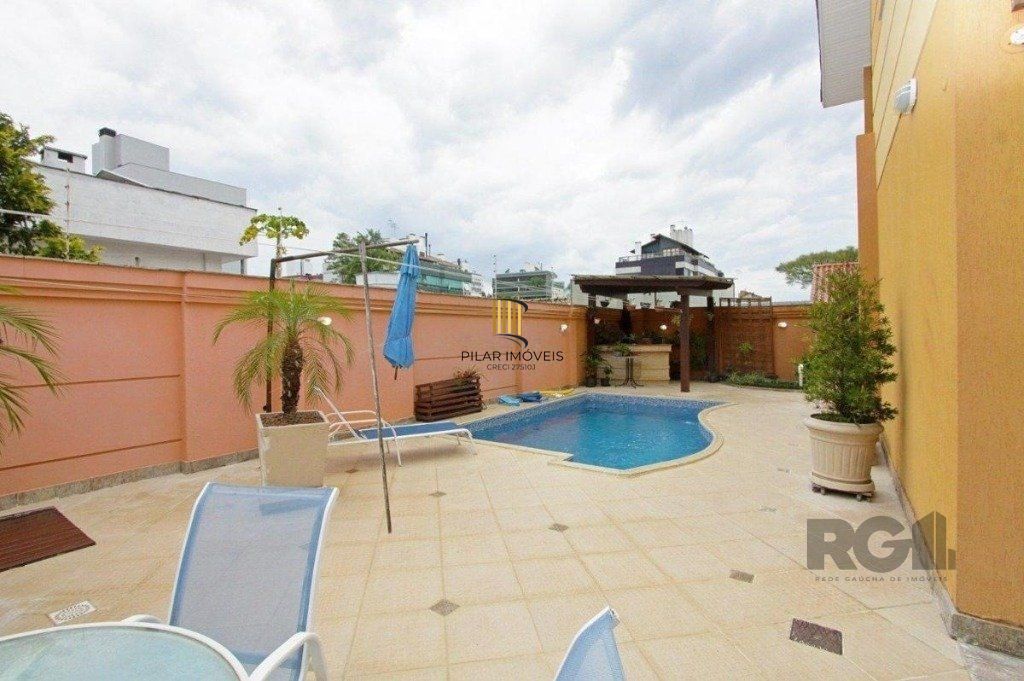 Excelente casa de 330m² com 3 dormitórios, piscina e 3 vagas.