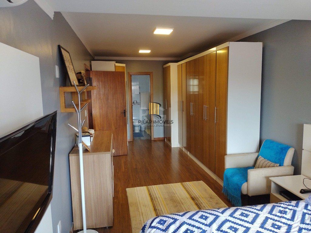 Excelente casa com 03 suíte, espaço gourmet com churrasqueira, living com lareira, pátio com piscina e garagem para 02 carros no bairro Espírito Santo