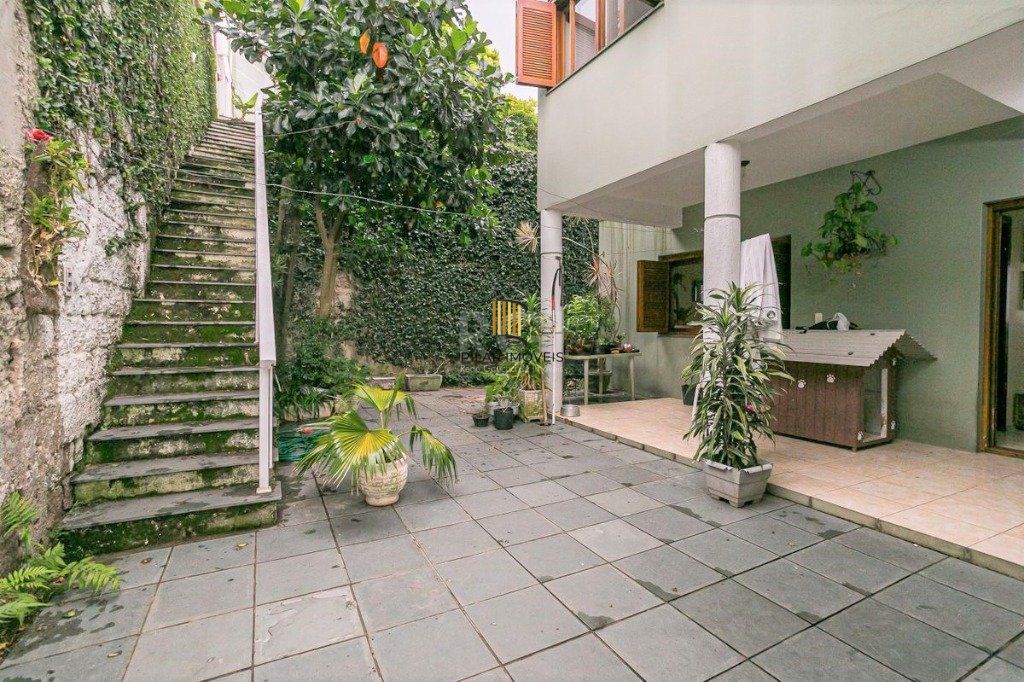 Casa para Venda - 279m², 3 dormitórios, sendo 1 suites, 4 vagas - Teresópolis