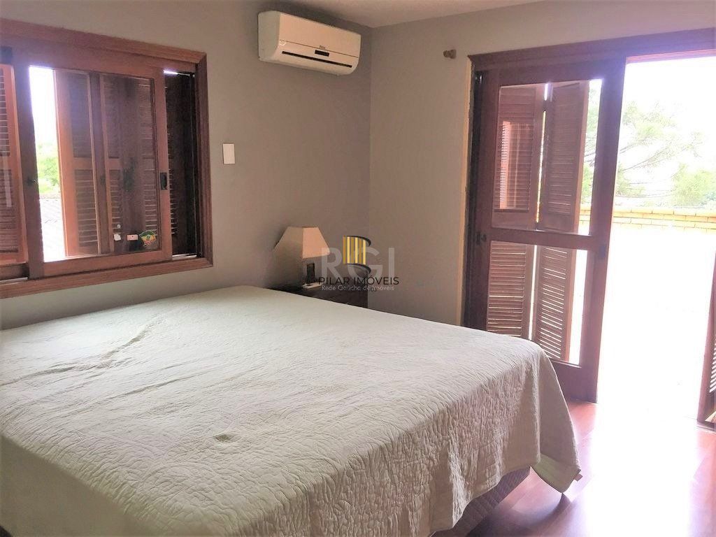 Casa de 270m² - 3 dormitórios, 1 suíte, churrasqueira, pátio e 3 vagas de garagem