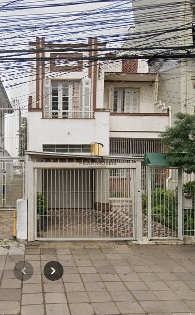 Casa com potencial residencial ou comercial, localizada em frente à Avenida Cristóvão Colombo.