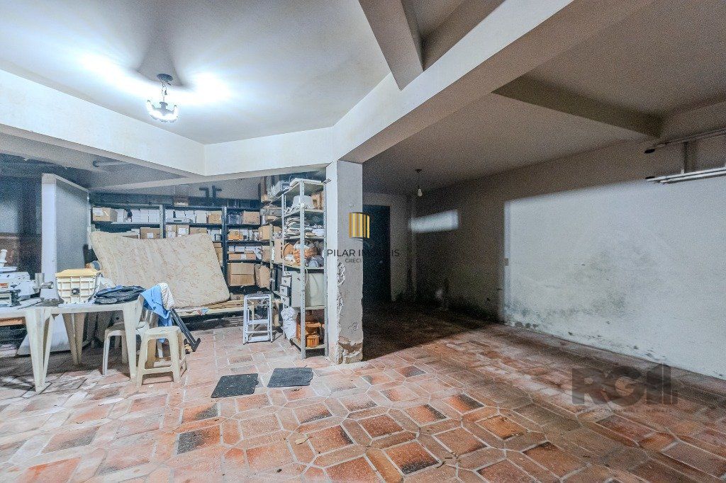 Casa 400m² - 5 dormitórios, 4 vagas no bairro Vila Jardim