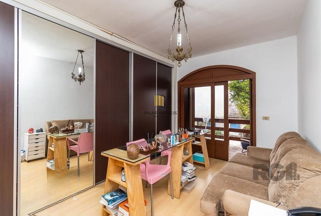 Casa de 245m² com 5 dormitórios no bairro Sarandi