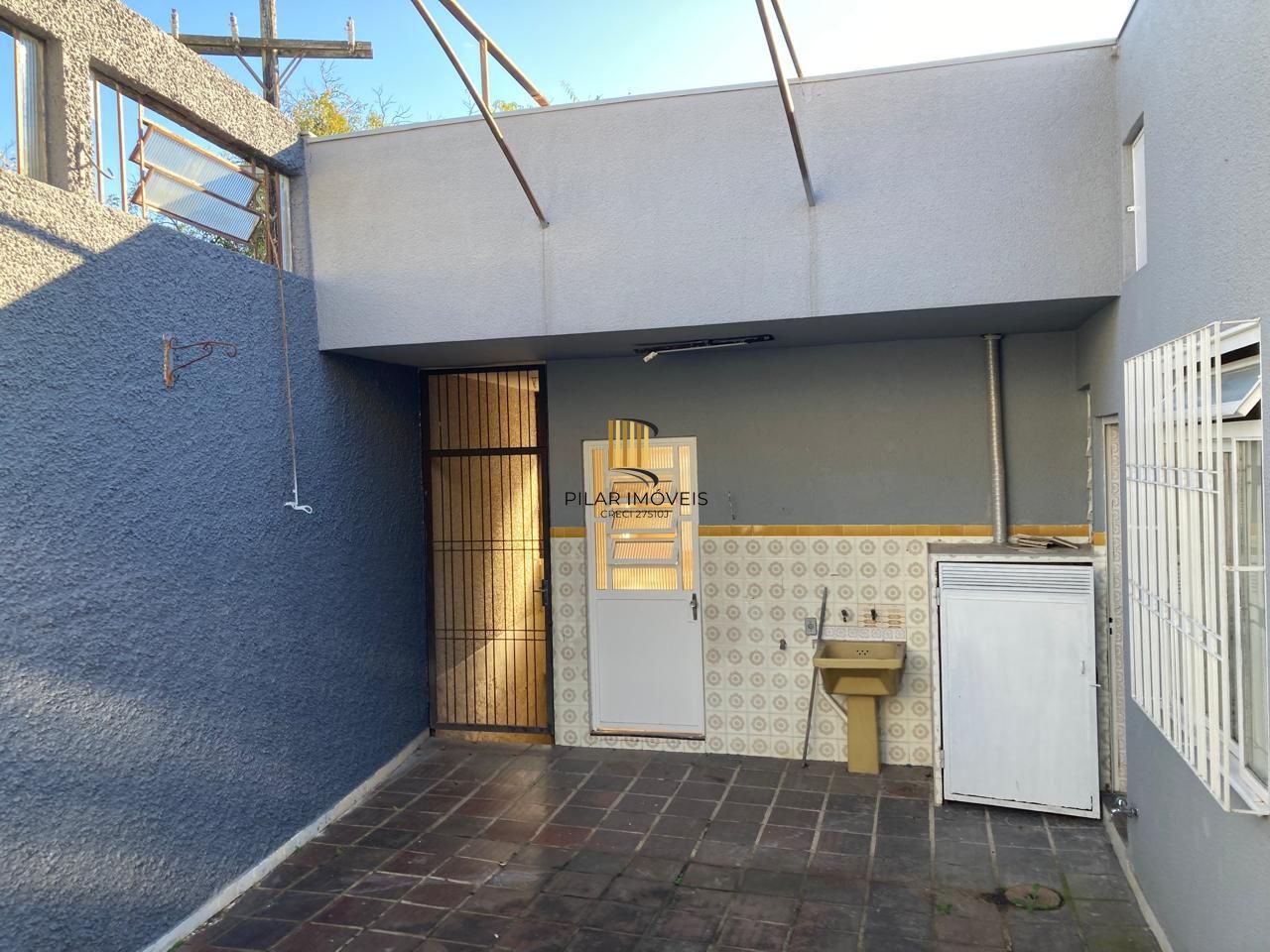 Casa 3 dormitórios, 3 banheiros, bairro Teresópolis.