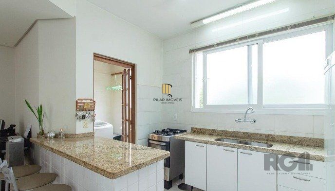 Excelente casa de 157m² com 3 dormitórios, 4 vagas e piscina.