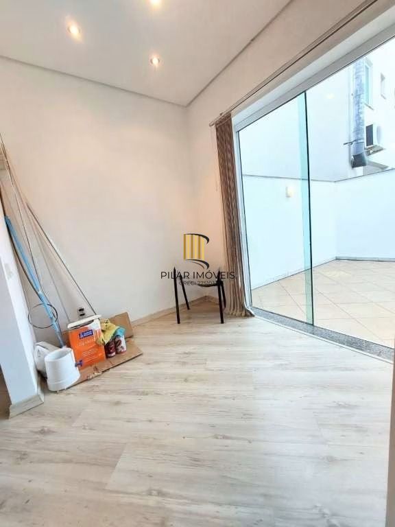 Casa à venda na Hípica, 3 dormitórios, suíte com closet, sótão com churrasqueira e terraço, condomínio fechado com lazer